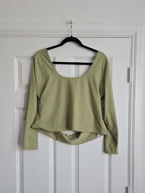 Women’s Scoop Neck Long Sleeve Top in Sage Green